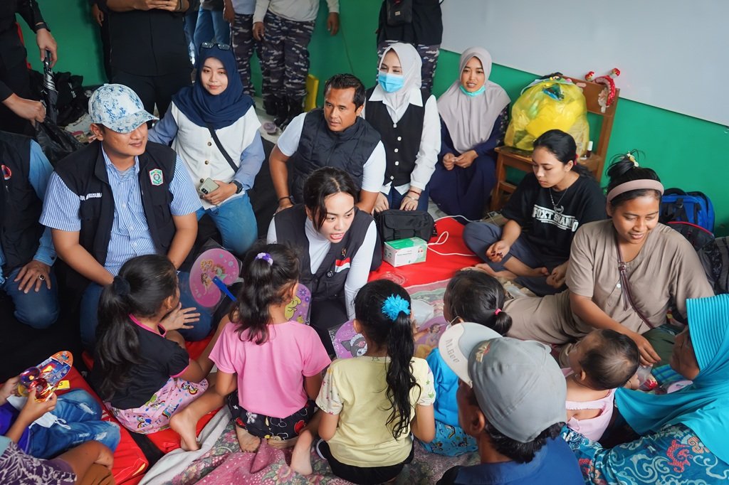 Zita Anjani Bawa Salam Presiden Prabowo untuk Pengungsi Semeru, Warga Lumajang Dapat Dukungan Langsung dari Pusat