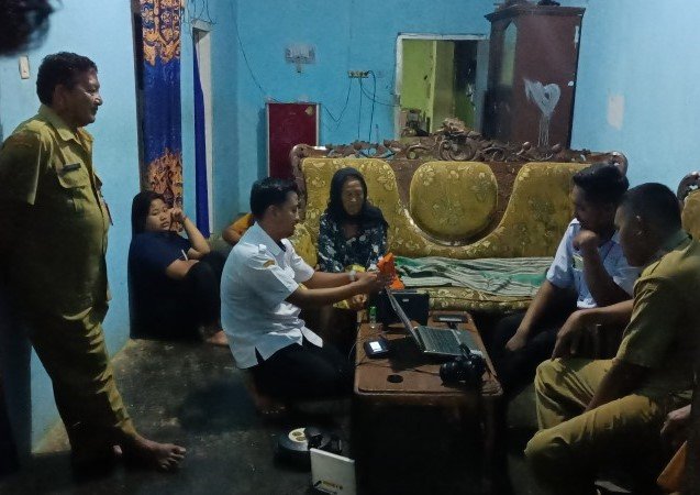 Dispendukcapil Lumajang Jemput Bola Rekam e-KTP Lansia