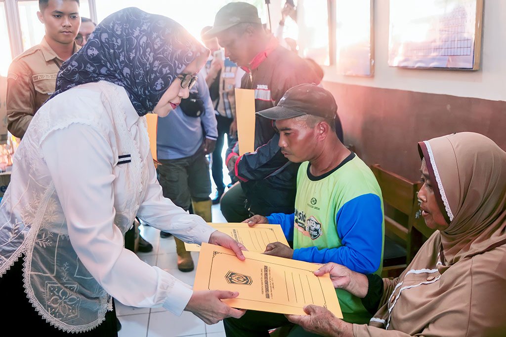 Pemkab Lumajang Salurkan Dana Tunggu Hunian untuk Penyintas Erupsi Semeru