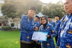 Pemkab Lumajang Serahkan SK Tali Asih kepada 27 ASN Purna Tugas saat Upacara Korpri