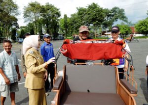 Presiden Prabowo Beri 100 Becak Listrik kepada Pengayuh di Lumajang