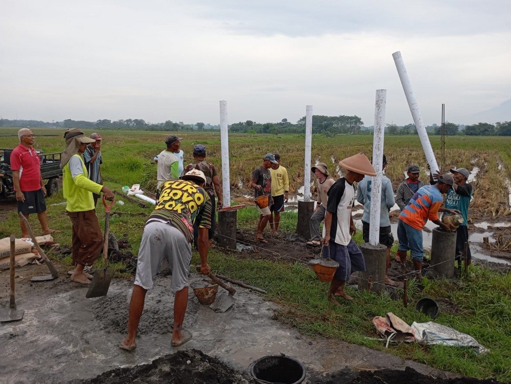 Petani Sidorejo Gotong Royong Bangun Gardu Tani di Dusun Penggung Kidul