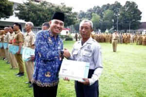 Pemkab Lumajang Serahkan Tali Asih untuk 22 ASN Purna Tugas, Sekda: “Bukan Akhir Pengabdian”