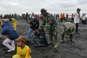 Bersih-bersih Sampah Laut di Pantai Watuk Pecak, Lumajang Dorong Kesehatan dan Daya Tarik Wisata