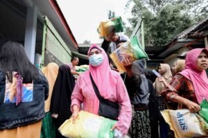 Puluhan Ton Sembako Disalurkan di Pasar Murah Lumajang, Tekan Harga dan Jaga Daya Beli