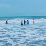 Personel SAR Lumajang Siaga di Tengah Ombak Pantai Mbah Drajid