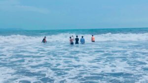 Personel SAR Lumajang Siaga di Tengah Ombak Pantai Mbah Drajid