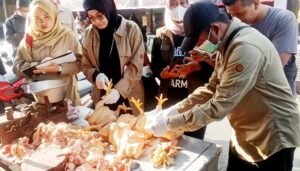 Jelang Idulfitri, DKPP Lumajang Pastikan Daging dan Telur di Pasar Aman Dikonsumsi