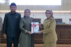 Rapat Paripurna Dewan Perwakilan Rakyat Daerah (DPRD) Kabupaten Lumajang yang membahas rekomendasi terhadap Laporan Keterangan Pertanggungjawaban (LKPJ) Tahun Anggaran 2025 menjadi momentum evaluasi kinerja pemerintah daerah. Dalam forum yang digelar Senin (16/3/2026) tersebut, Bupati Lumajang, Indah Amperawati, menegaskan pentingnya peran DPRD dalam mengawal arah kebijakan pembangunan melalui fungsi pengawasan dan pemberian rekomendasi strategis. Menurutnya, rekomendasi yang disampaikan legislatif bukan sekadar formalitas, melainkan bagian penting dari proses perbaikan kebijakan dan pelaksanaan program pembangunan ke depan. “Kami berharap kemitraan yang telah terjalin baik antara Pemerintah Kabupaten Lumajang dan DPRD dapat terus terjaga, terbina, bahkan lebih ditingkatkan lagi di masa yang akan datang,” ungkapnya. Ia menjelaskan bahwa catatan dan masukan DPRD dalam rapat paripurna tersebut menjadi bahan refleksi bagi pemerintah daerah dalam meningkatkan kualitas tata kelola pemerintahan yang transparan dan akuntabel. Bupati yang akrab disapa Bunda Indah juga menyampaikan apresiasi atas kontribusi DPRD dalam memberikan evaluasi terhadap kinerja pemerintah sepanjang tahun anggaran 2025. “Kami mengucapkan terima kasih atas rekomendasi berupa catatan-catatan strategis yang berisikan saran, masukan, dan koreksi terhadap penyelenggaraan pemerintahan selama Tahun Anggaran 2025,” ujarnya. Melalui forum ini, pemerintah daerah menegaskan komitmennya untuk menindaklanjuti setiap rekomendasi sebagai dasar penyempurnaan kebijakan agar lebih tepat sasaran dan berdampak langsung bagi masyarakat. Sinergi antara eksekutif dan legislatif dinilai menjadi faktor kunci dalam memastikan pembangunan daerah berjalan efektif, terarah, serta berkelanjutan. Kolaborasi tersebut juga diharapkan mampu meningkatkan kepercayaan publik terhadap kinerja pemerintah daerah. Dengan penguatan kemitraan yang berkelanjutan, Pemerintah Kabupaten Lumajang optimistis agenda pembangunan dapat terus berjalan secara inklusif dan berorientasi pada kepentingan masyarakat luas.