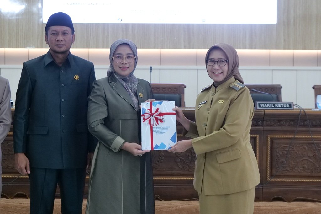 Rapat Paripurna Dewan Perwakilan Rakyat Daerah (DPRD) Kabupaten Lumajang yang membahas rekomendasi terhadap Laporan Keterangan Pertanggungjawaban (LKPJ) Tahun Anggaran 2025 menjadi momentum evaluasi kinerja pemerintah daerah. Dalam forum yang digelar Senin (16/3/2026) tersebut, Bupati Lumajang, Indah Amperawati, menegaskan pentingnya peran DPRD dalam mengawal arah kebijakan pembangunan melalui fungsi pengawasan dan pemberian rekomendasi strategis. Menurutnya, rekomendasi yang disampaikan legislatif bukan sekadar formalitas, melainkan bagian penting dari proses perbaikan kebijakan dan pelaksanaan program pembangunan ke depan. “Kami berharap kemitraan yang telah terjalin baik antara Pemerintah Kabupaten Lumajang dan DPRD dapat terus terjaga, terbina, bahkan lebih ditingkatkan lagi di masa yang akan datang,” ungkapnya. Ia menjelaskan bahwa catatan dan masukan DPRD dalam rapat paripurna tersebut menjadi bahan refleksi bagi pemerintah daerah dalam meningkatkan kualitas tata kelola pemerintahan yang transparan dan akuntabel. Bupati yang akrab disapa Bunda Indah juga menyampaikan apresiasi atas kontribusi DPRD dalam memberikan evaluasi terhadap kinerja pemerintah sepanjang tahun anggaran 2025. “Kami mengucapkan terima kasih atas rekomendasi berupa catatan-catatan strategis yang berisikan saran, masukan, dan koreksi terhadap penyelenggaraan pemerintahan selama Tahun Anggaran 2025,” ujarnya. Melalui forum ini, pemerintah daerah menegaskan komitmennya untuk menindaklanjuti setiap rekomendasi sebagai dasar penyempurnaan kebijakan agar lebih tepat sasaran dan berdampak langsung bagi masyarakat. Sinergi antara eksekutif dan legislatif dinilai menjadi faktor kunci dalam memastikan pembangunan daerah berjalan efektif, terarah, serta berkelanjutan. Kolaborasi tersebut juga diharapkan mampu meningkatkan kepercayaan publik terhadap kinerja pemerintah daerah. Dengan penguatan kemitraan yang berkelanjutan, Pemerintah Kabupaten Lumajang optimistis agenda pembangunan dapat terus berjalan secara inklusif dan berorientasi pada kepentingan masyarakat luas.