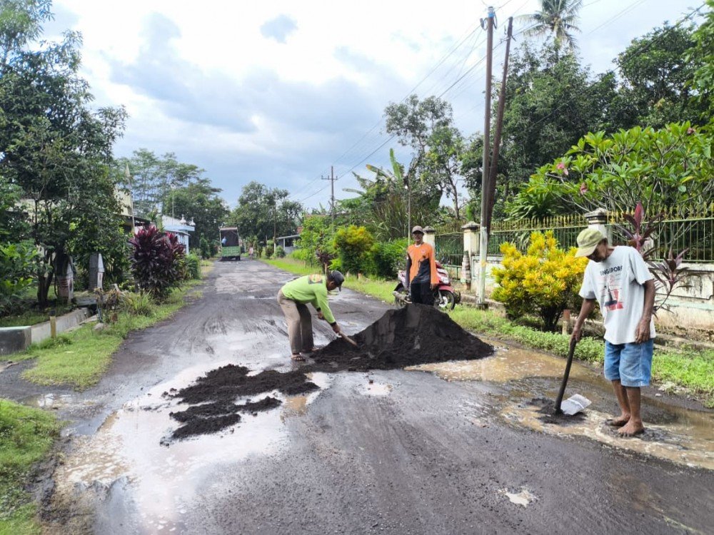 Warga Sidorejo Gotong Royong Tutup Lubang Jalan Kabupaten yang Rusak Parah