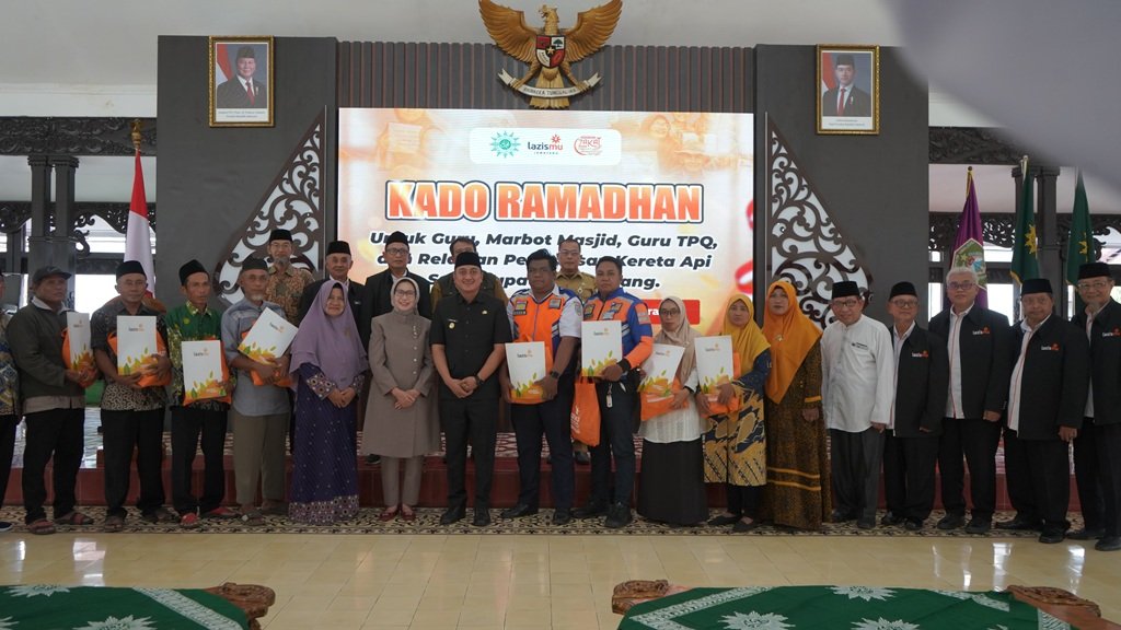 Pemkab Lumajang dan LAZISMU Berikan Kado Ramadan untuk Guru Honorer, Marbot, dan Relawan