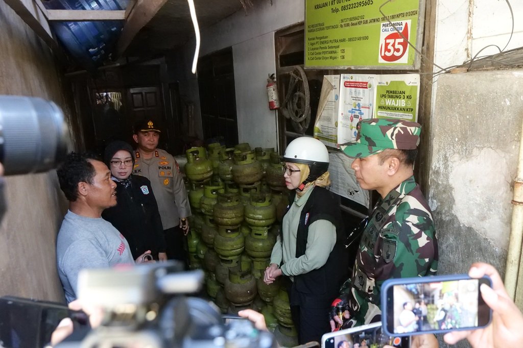 Blusukan Pakai Motor, Bupati Lumajang Pantau Langsung Distribusi LPG 3 Kg hingga ke Pelosok