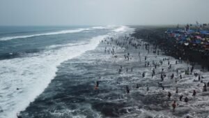 Pemkab Lumajang Jadikan Kebersihan Pantai Investasi Ekonomi Jangka Panjang