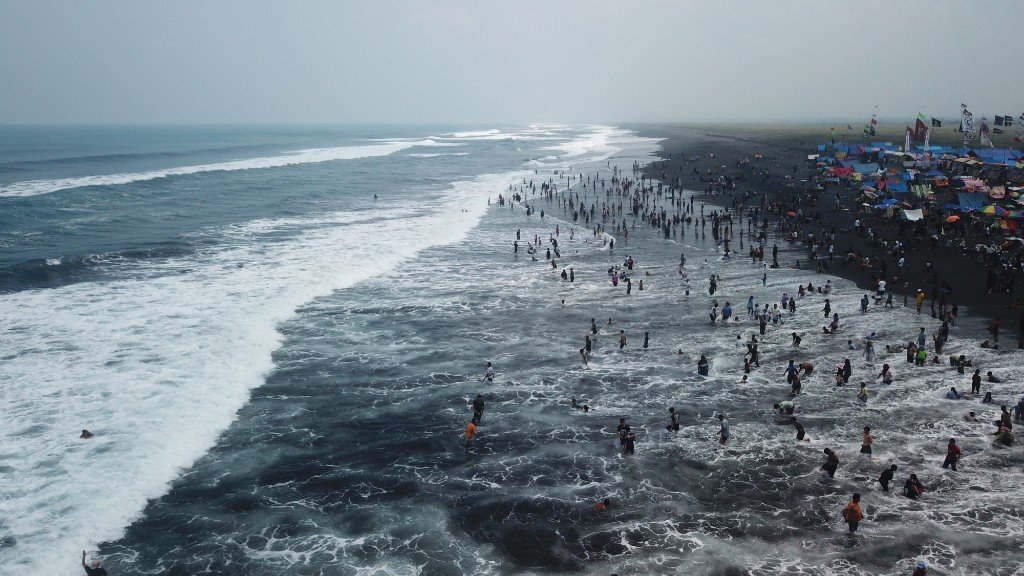 Pemkab Lumajang Jadikan Kebersihan Pantai Investasi Ekonomi Jangka Panjang