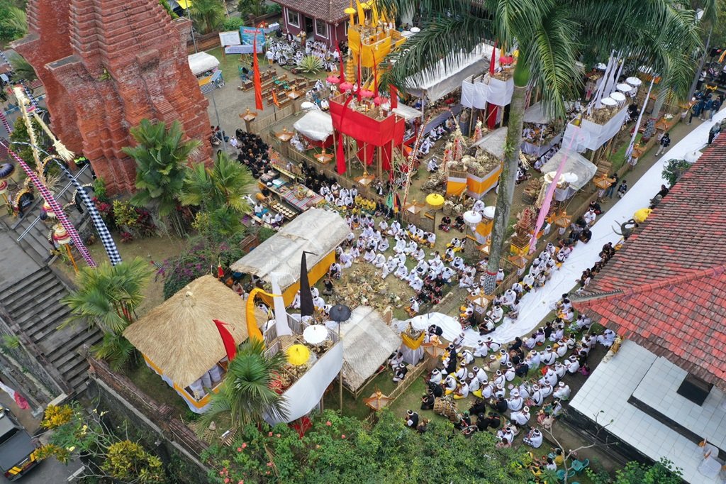 Kolaborasi Lintas Iman di Senduro Menguat Jelang Nyepi, Warga Muslim Ikut Bangun Ogoh-Ogoh