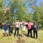 Kian Dilirik Peselancar Dunia, DLH Lumajang Ajak Warga Bersihkan Pantai Dampar dari Sampah Plastik
