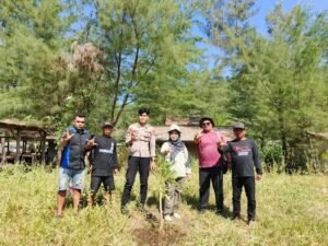 Kian Dilirik Peselancar Dunia, DLH Lumajang Ajak Warga Bersihkan Pantai Dampar dari Sampah Plastik