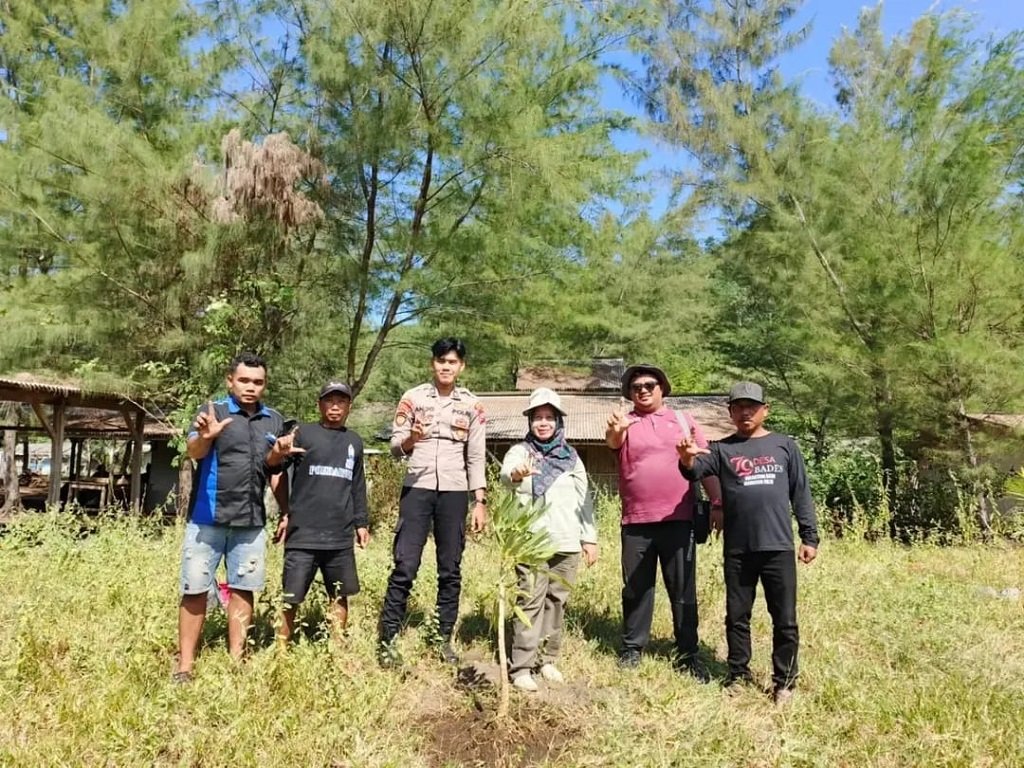 Kian Dilirik Peselancar Dunia, DLH Lumajang Ajak Warga Bersihkan Pantai Dampar dari Sampah Plastik