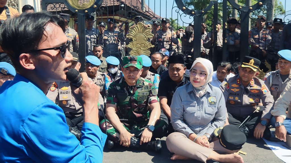 Temui Massa BEM se-Lumajang, Ketua DPRD Oktafiyani Teken Pakta Integritas Serap Aspirasi
