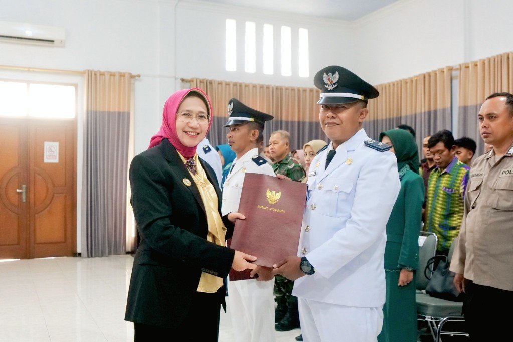 Lantik 3 Penjabat Kades Baru, Bupati Lumajang Wajibkan Dana Desa Dikelola Transparan Tanpa Cash