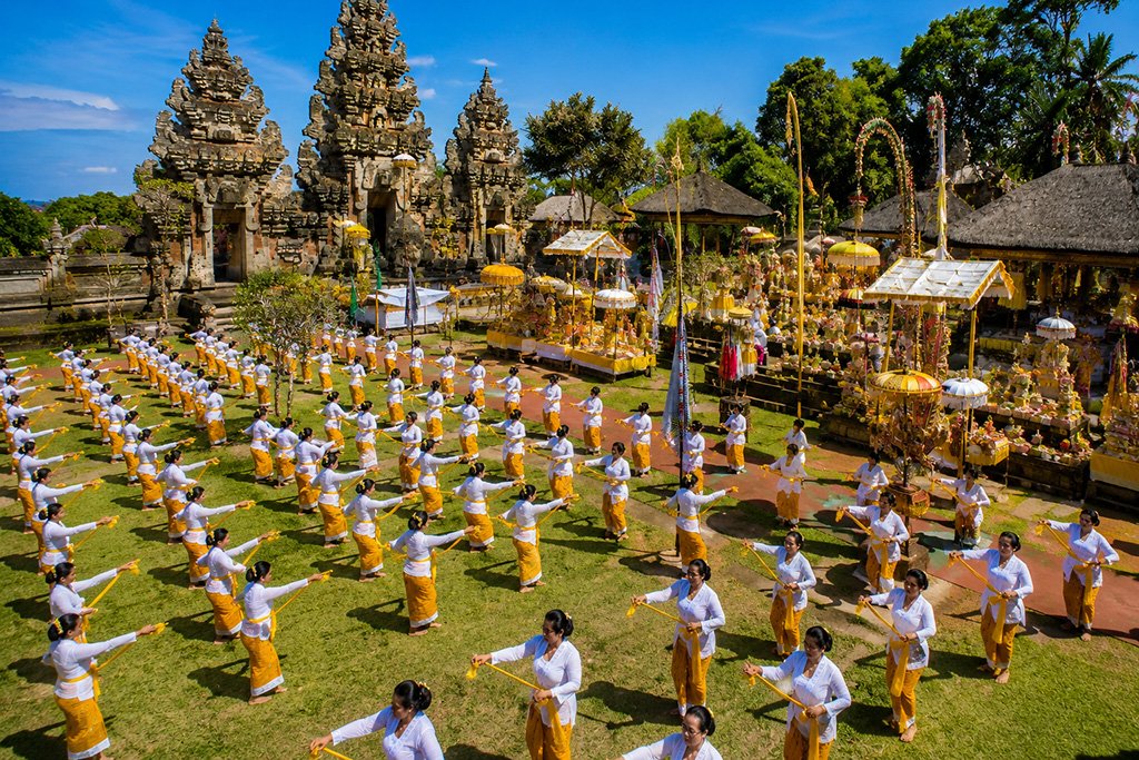 Piodalan Pura Mandara Giri Semeru Agung 2026: Refleksi Tri Hita Karana dan Episentrum Harmoni Lintas Agama di Senduro