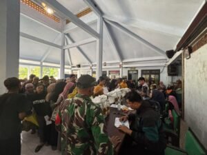 Bulog Rapel Bantuan Pangan di Sumberwuluh Lumajang, 1.425 Keluarga Dapat Beras 20 Kg dan Minyak 4 Liter