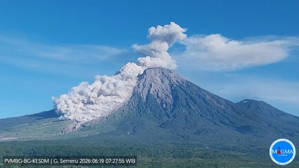 Semeru Semburkan Awan Panas 4,5 KM, BPBD Lumajang Minta Warga Jauhi Besuk Kobokan