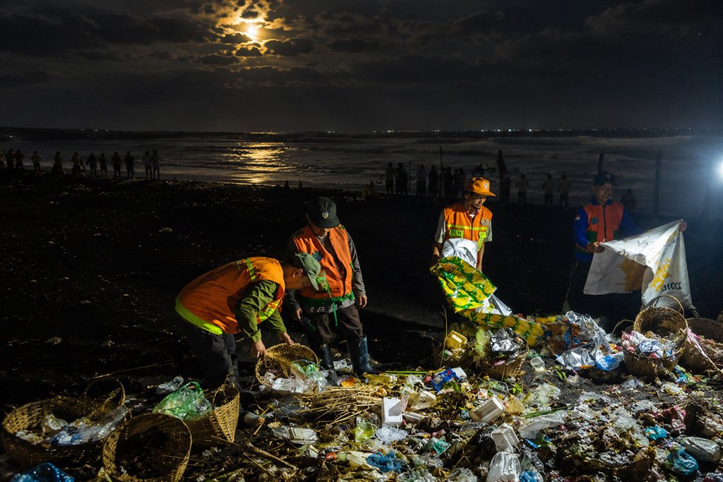 Angkut 19 Ton Sampah dari Pantai Watu Pecak, Bupati Lumajang Pimpin Aksi Bersih-Bersih Pasca-Festival