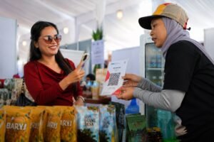 Fasilitasi WiFi Gratis di Pantai Watu Pecak, Diskominfo Lumajang Manjakan Kreator Konten dan Dongkrak Transaksi QRIS UMKM