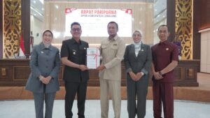 Bupati Indah Amperawati dan Wabup Yudha Adji Kusuma menghadiri Rapat Paripurna DPRD Lumajang terkait pandangan fraksi atas Raperda Perubahan APBD 2026.