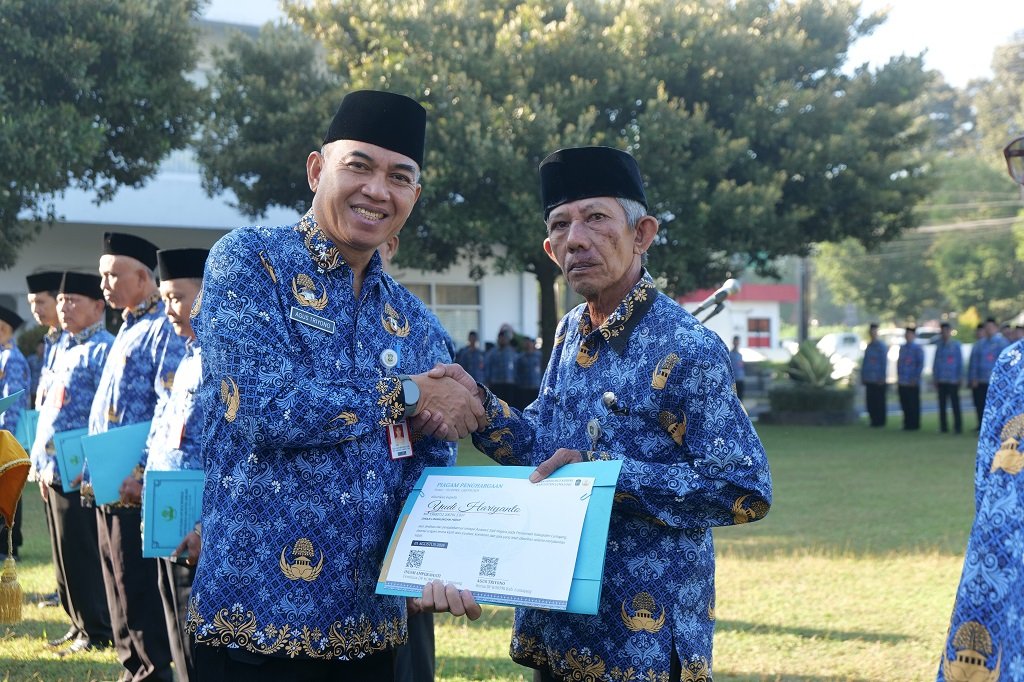 Masuk Masa Purna Tugas, 34 PNS Lumajang Terima Piagam Penghargaan dari Pemkab