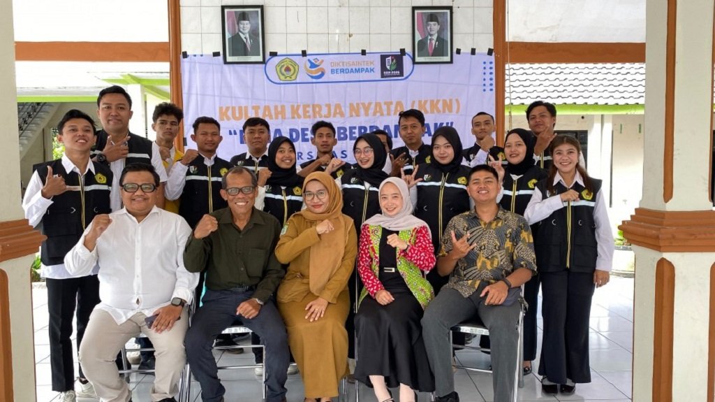 Terjunkan 16 Mahasiswa di Desa Sumbersuko, Unlu Dorong Inovasi Adminduk Hingga Pertanian Lewat KKN