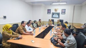 Pemkab Lumajang menggandeng TNBTS dan Perhutani untuk menyiapkan draf solusi jangka panjang mengatasi konflik monyet ekor panjang lewat restorasi habitat.
