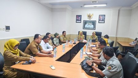 Pemkab Lumajang menggandeng TNBTS dan Perhutani untuk menyiapkan draf solusi jangka panjang mengatasi konflik monyet ekor panjang lewat restorasi habitat.
