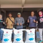 Bantu Pembudidaya Terdampak Fenomena Koyo, Bupati Bunda Indah Borong Hasil Panen Ikan dan Salurkan Pakan di Ranu Klakah