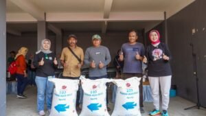 Bantu Pembudidaya Terdampak Fenomena Koyo, Bupati Bunda Indah Borong Hasil Panen Ikan dan Salurkan Pakan di Ranu Klakah