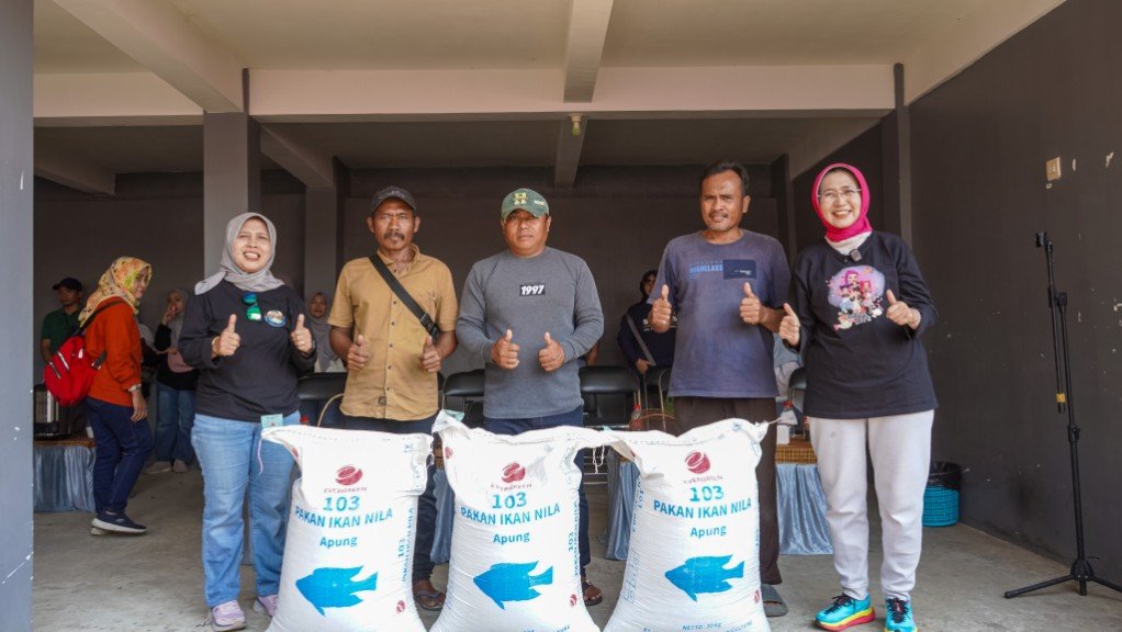 Bantu Pembudidaya Terdampak Fenomena Koyo, Bupati Bunda Indah Borong Hasil Panen Ikan dan Salurkan Pakan di Ranu Klakah