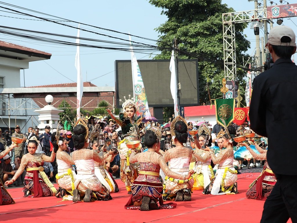 Bawakan Tarian Nararya Kirana, Kecamatan Yosowilangun Raih Juara 1 Lumajang Carnival 2026