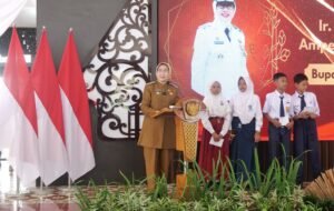 Buka Program KEJAR Tingkat SMP, Bupati Bunda Indah Ajak Pelajar Lumajang Biasakan Menabung Sejak Dini
