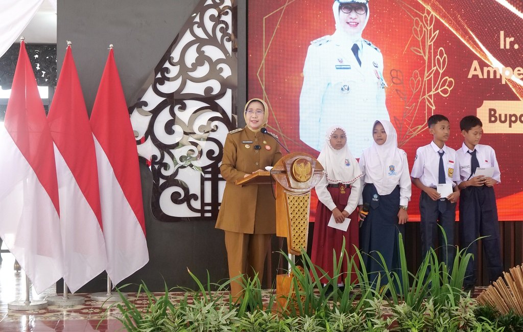 Buka Program KEJAR Tingkat SMP, Bupati Bunda Indah Ajak Pelajar Lumajang Biasakan Menabung Sejak Dini