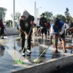 Gotong Royong Bersihkan Alun-Alun, Bunda Indah Bersama PKL Lumajang Sepakati Kerja Bakti Rutin Bulanan