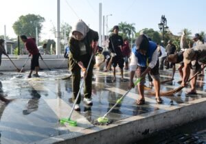 Gotong Royong Bersihkan Alun-Alun, Bupati Bunda Indah Bersama PKL Lumajang Sepakati Kerja Bakti Rutin Bulanan
