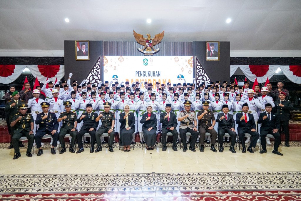 Kukuhkan 75 Anggota Paskibraka Lumajang 2026, Bunda Indah Minta Jadi Pelopor Disiplin dan Moral
