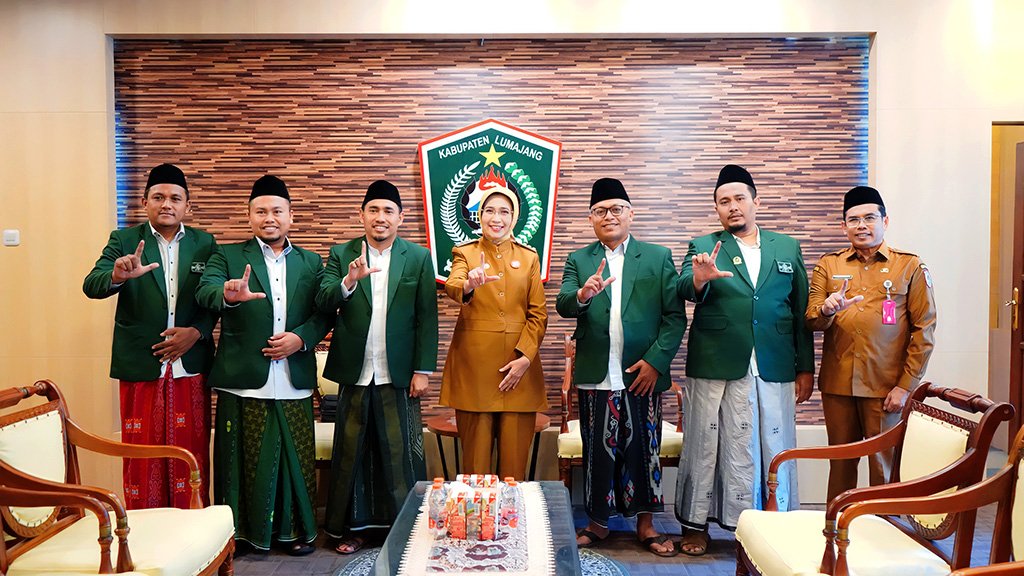 LUMAJANG – Partisipasi Pengurus Cabang Nahdlatul Ulama (PCNU) Kabupaten Lumajang dalam ajang Muktamar ke-35 Nahdlatul Ulama tidak sekadar diposisikan sebagai pemenuhan agenda rutin organisasi. Lebih dari itu, ajang musyawarah tertinggi warga Nahdliyin ini dimanfaatkan sebagai momentum strategis untuk membawa isu-isu lokal dan aspirasi masyarakat Lumajang ke panggung nasional. Muktamar ke-35 NU dijadwalkan berlangsung di Pondok Pesantren Bahrul Ulum, Tambakberas, Jombang, Jawa Timur, pada 27–31 Agustus 2026. Forum lima tahunan ini bakal menentukan arah kebijakan keagamaan, kemasyarakatan, pemberdayaan ekonomi, serta struktur kepemimpinan organisasi untuk periode lima tahun mendatang. Bupati Lumajang Indah Amperawati (Bunda Indah) secara resmi menyampaikan dukungan penuh pemerintah daerah atas keberangkatan jajaran pengurus dan utusan dari Lumajang. “Atas nama Pemerintah Kabupaten Lumajang, kami mendoakan agar Muktamar ke-35 Nahdlatul Ulama berjalan dengan baik dan sukses. Mudah-mudahan seluruh rangkaian kegiatan diberikan kelancaran dan menghasilkan keputusan terbaik,” kata Bunda Indah, Senin (24/8/2026). Titip Isu Pendidikan Pesantren dan Penguatan Ekonomi Akar Rumput Keikutsertaan PCNU Lumajang dipandang sangat krusial mengingat jaringan Nahdlatul Ulama di wilayah ini mengakar hingga tingkat dusun. Pemerintah daerah berharap rekomendasi yang dilahirkan dalam forum Muktamar dapat menjawab problem riil di tingkat daerah, seperti penguatan modal sosial, pengembangan pendidikan madrasah/pesantren, hingga kemandirian ekonomi umat. Kehadiran utusan daerah juga memperkuat sinergi antara ulama dan umara (pemerintah) yang selama ini menjadi pondasi menjaga keamanan dan toleransi di Lumajang. “Kami berharap apapun keputusan yang dihasilkan dalam Muktamar nanti bisa memberikan manfaat bagi masyarakat. Semoga rombongan dari Lumajang juga dapat berperan aktif dan membawa aspirasi yang baik,” tambah Bunda Indah. Guna memaksimal peran dalam tiap komisi sidang Muktamar, PCNU Lumajang memberangkatkan rombongan yang terdiri dari 4 peserta inti pengutus suara serta sekitar 40 peserta peninjau dan pendamping. Rombongan ini membawa misi membawa poin-poin masukan penting dari akar rumput Lumajang untuk ditransformasikan menjadi program nasional organisasi. Dampak & Poin Penting Bagi Warga: Penyaluran Aspirasi Lokal: Isu pendidikan non-formal, kesejahteraan guru ngaji, dan pemberdayaan ekonomi warga Lumajang mendapat panggung pembahasan dalam skala nasional. Penguatan Sinergi Daerah: Keputusan Muktamar akan dijadikan panduan bagi PCNU Lumajang dalam menyusun program kerja sosial yang sejalan dengan prioritas pembangunan daerah. Perluasan Jaringan Ekonomi Umat: Membuka peluang kerja sama antar-lembaga keagamaan dan badan usaha NU untuk mendorong produk-produk UMKM lokal Lumajang ke pasar yang lebih luas. Menjaga Iklim Sosial Sejuk: Konsolidasi organisasi di tingkat pusat berdampak positif pada terjaganya iklim kemasyarakatan yang toleran, rukun, dan damai di tingkat desa.