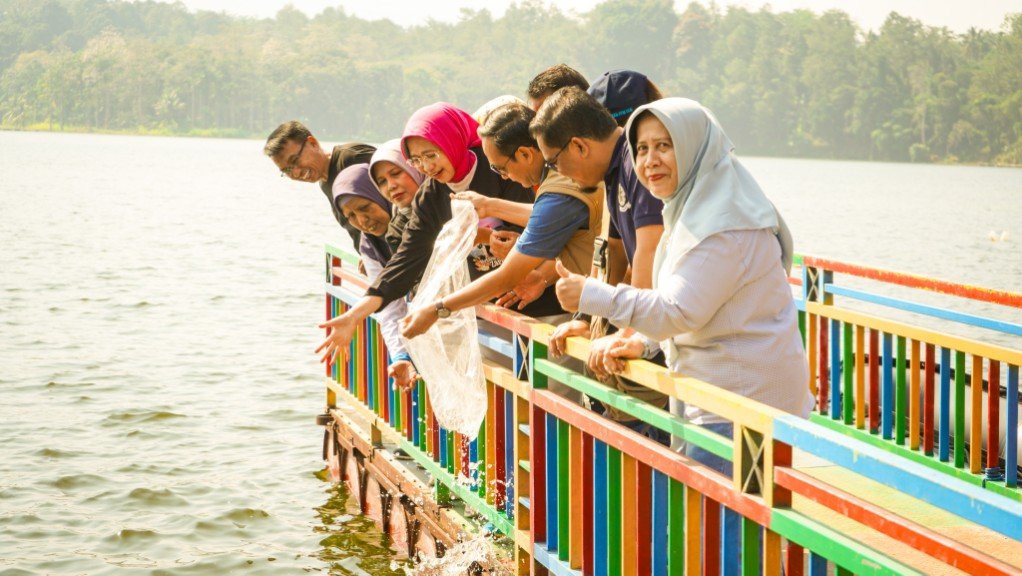Pulihkan Ekosistem dan Dukung Budidaya, Bupati Bunda Indah Tebar 100 Ribu Benih Ikan di Ranu Klakah