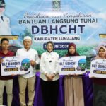 Salurkan BLT DBHCHT 2026 ke 100 Buruh Pabrik Rokok, Bupati Bunda Indah Minta Dimanfaatkan untuk Kebutuhan Prioritas