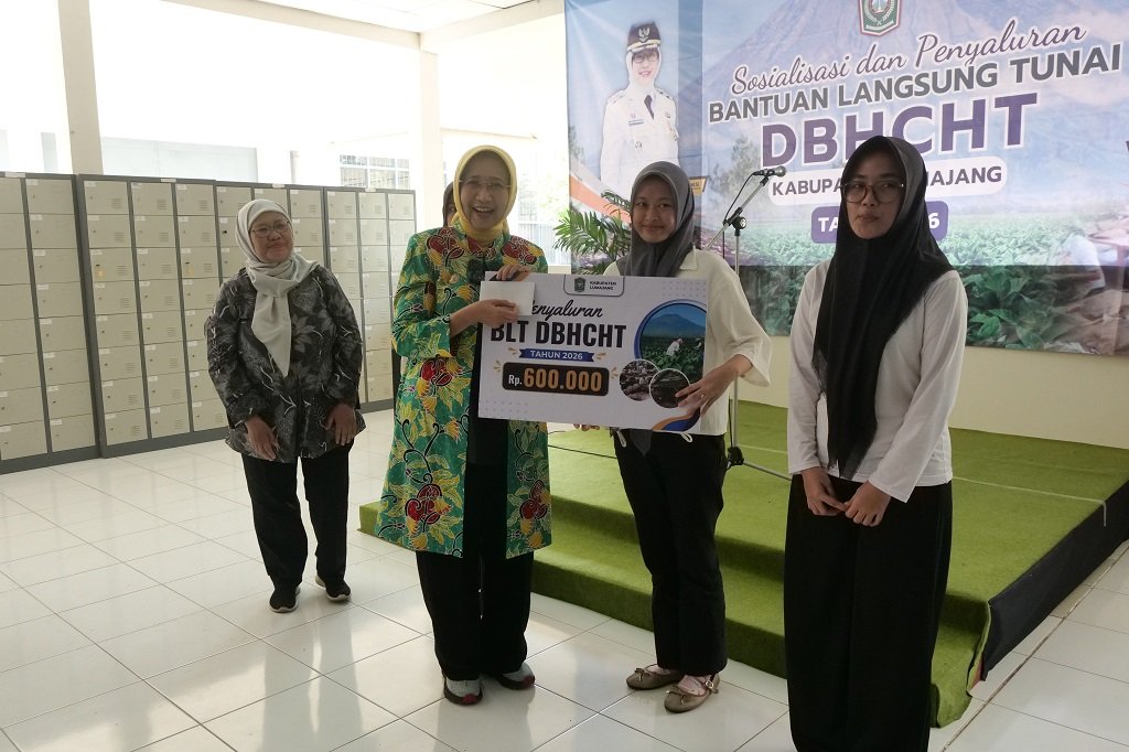 Salurkan BLT DBHCHT 2026 ke 150 Buruh PT Tiara Cemerlang Abadi, Bupati Lumajang Tekankan Pemanfaatan Bijak