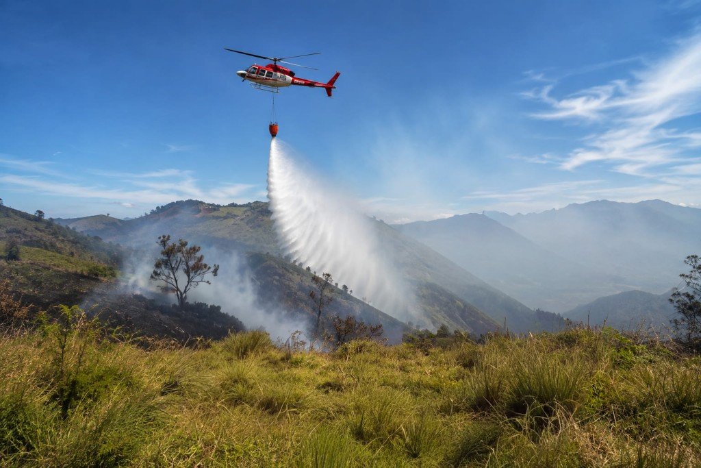 Terkendala Medan Terjal dan Sumber Air Jauh, BPBD Lumajang Tempuh Skema Pemadaman Darat dan Udara di TNBTS