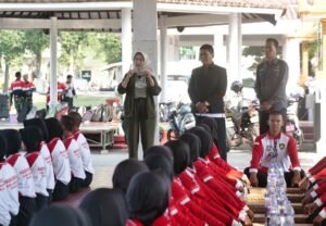 Tinjau Pemusatan Latihan, Bupati Bunda Indah Beri Motivasi Calon Paskibraka Lumajang HUT ke-81 RI